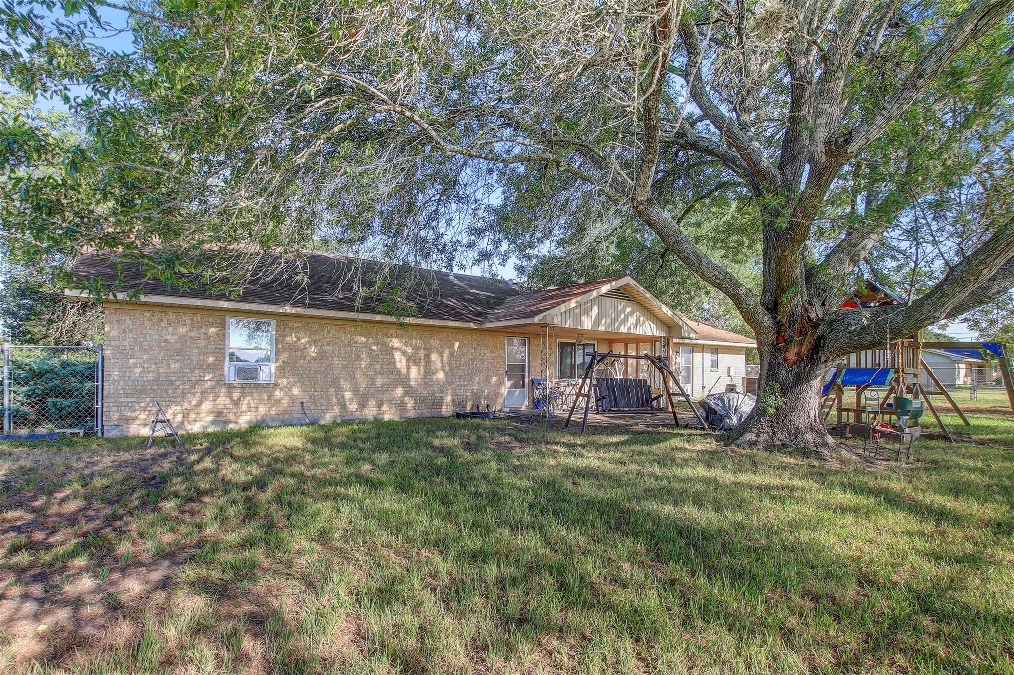 1402 Herder Ave, Schulenburg, TX 78956