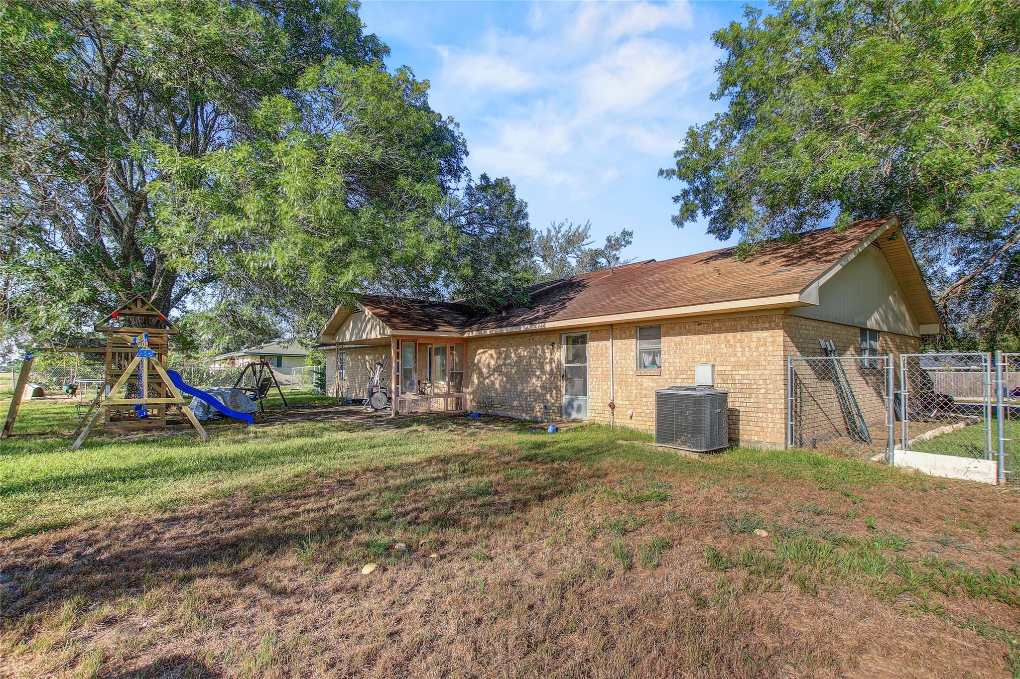 1402 Herder Ave, Schulenburg, TX 78956