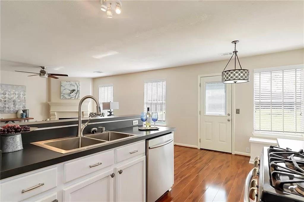 809 Barefoot Cv, Round Rock, TX 78665
