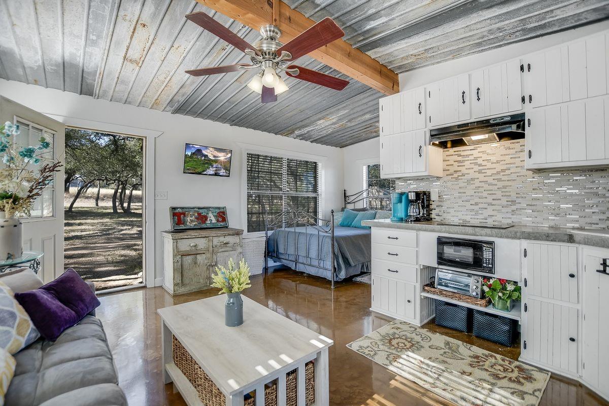 441 Leaning Oak Trl, Dripping Springs, TX 78620