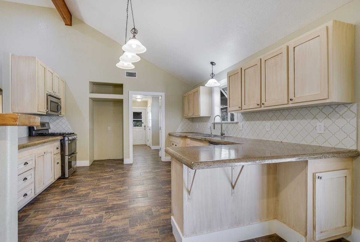 441 Leaning Oak Trl, Dripping Springs, TX 78620