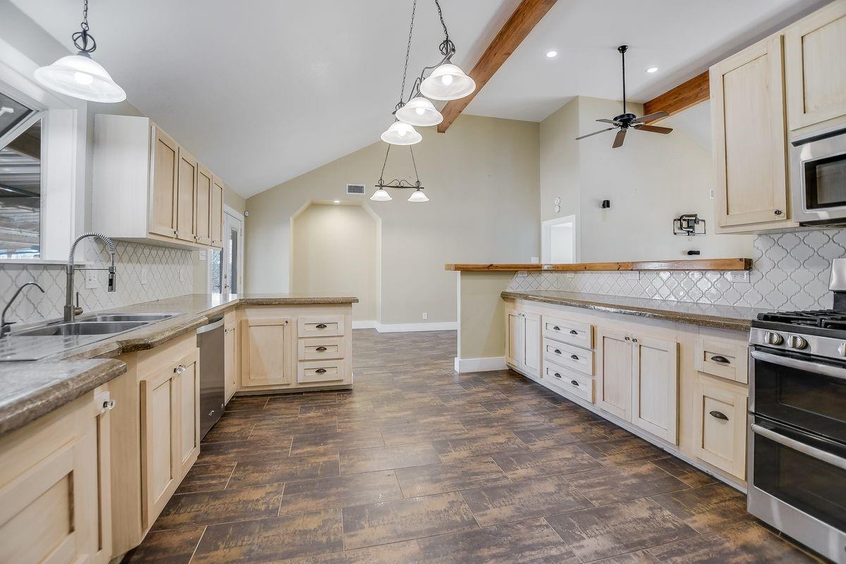 441 Leaning Oak Trl, Dripping Springs, TX 78620