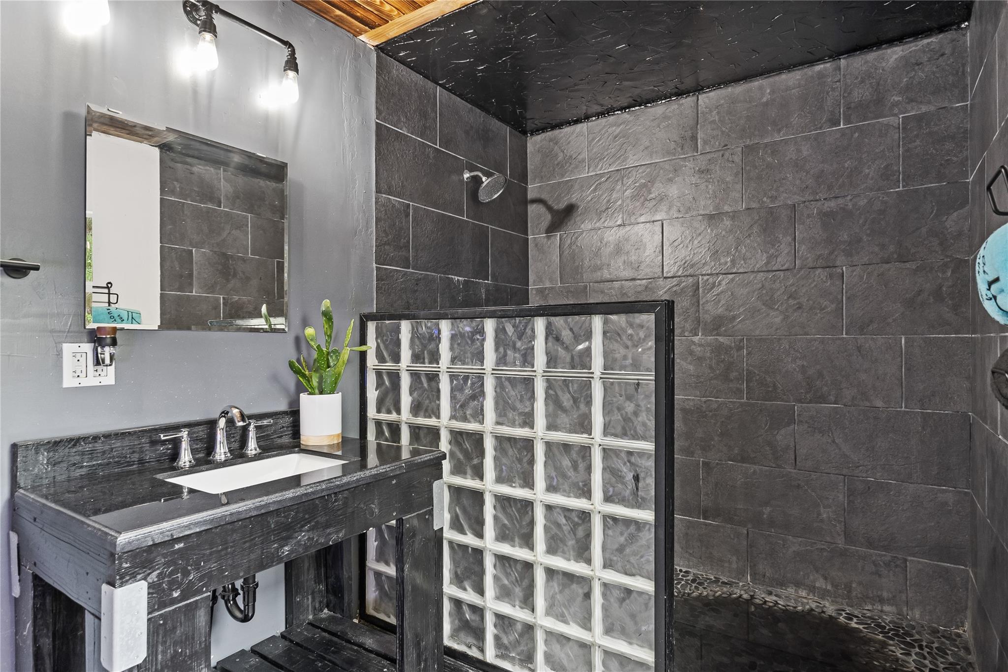 124 Valley Creek Dr, Cedar Creek, TX 78612