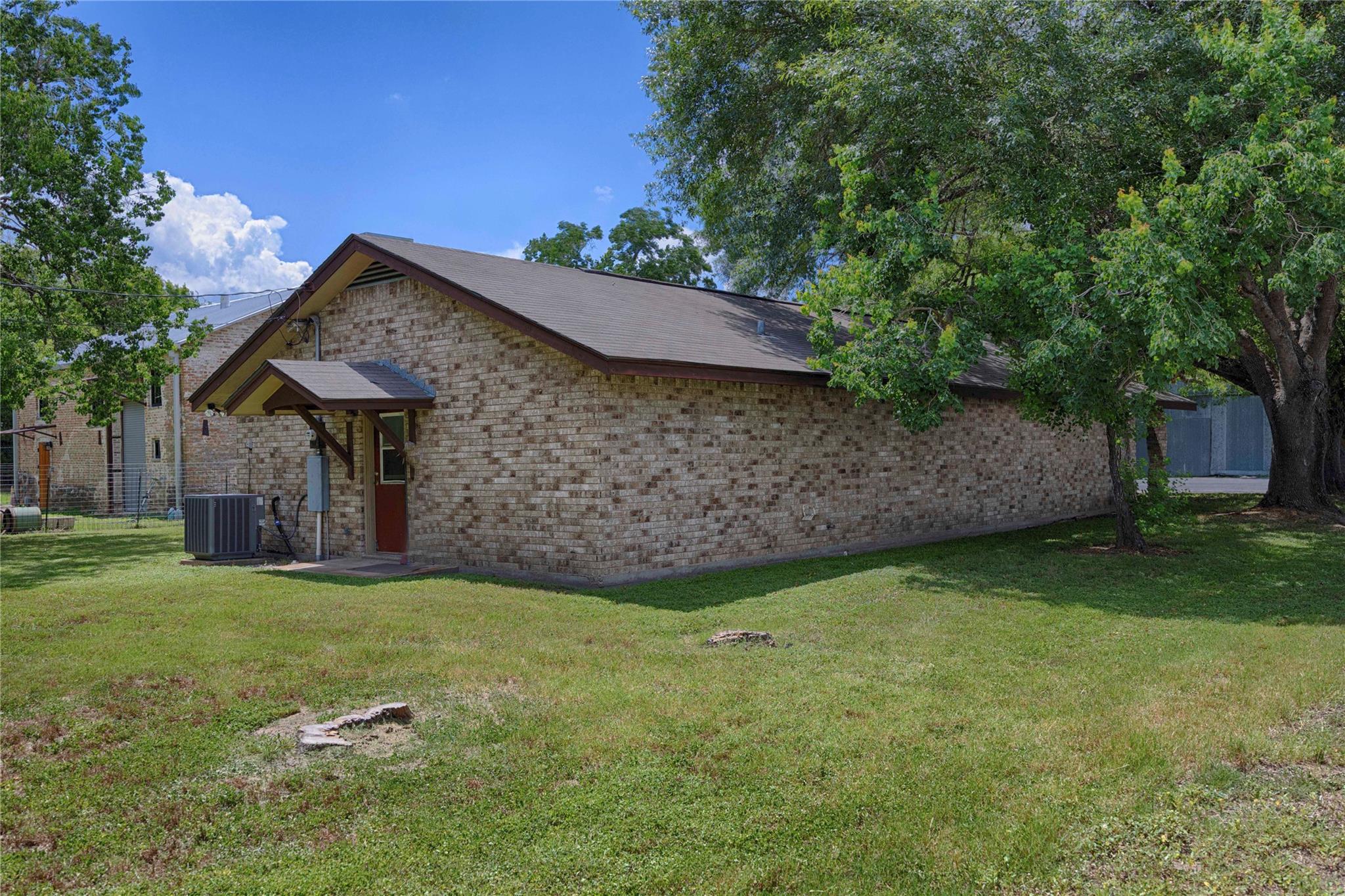 737 N Main St, Schulenburg, TX 78956