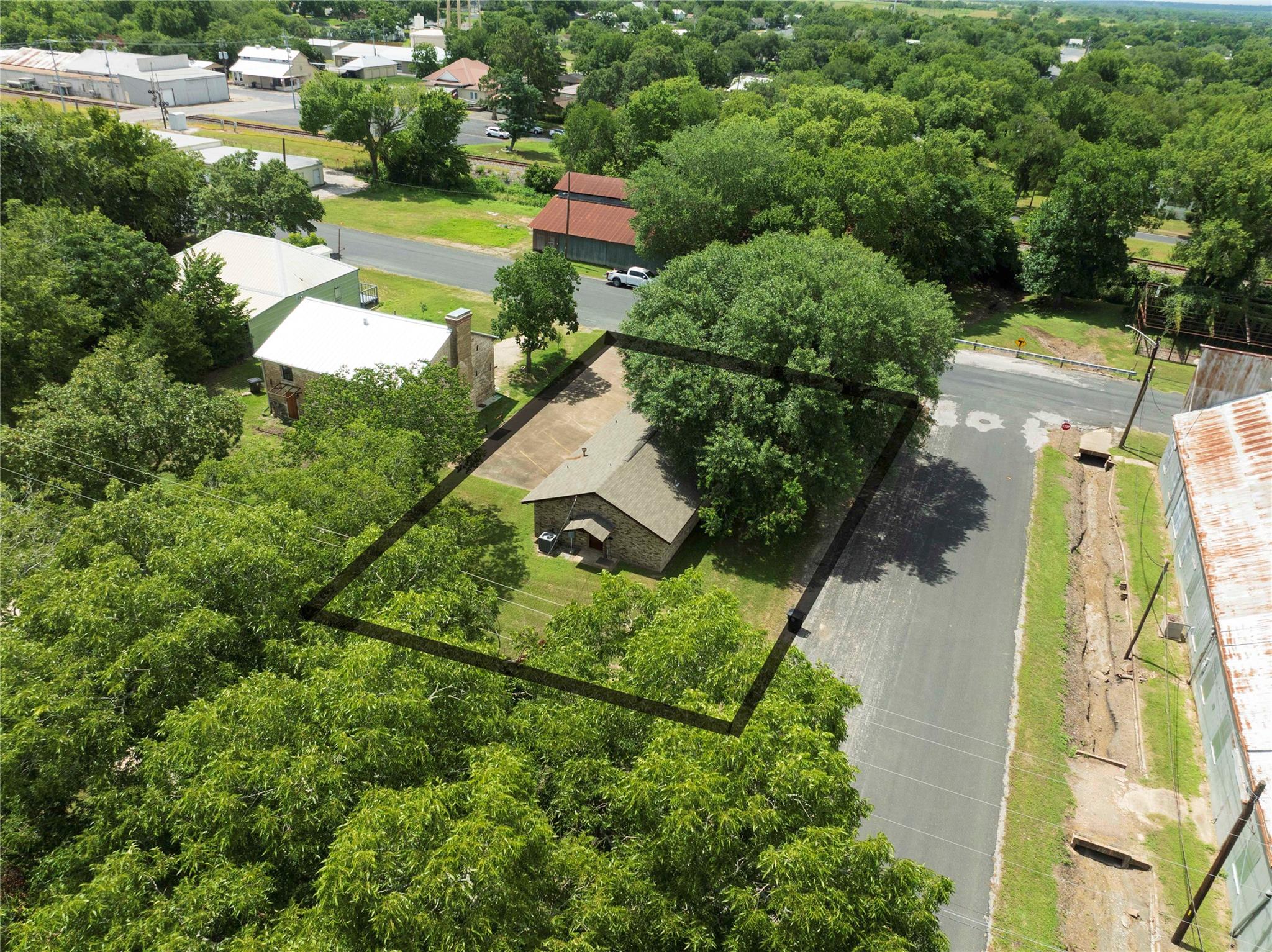 737 N Main St, Schulenburg, TX 78956