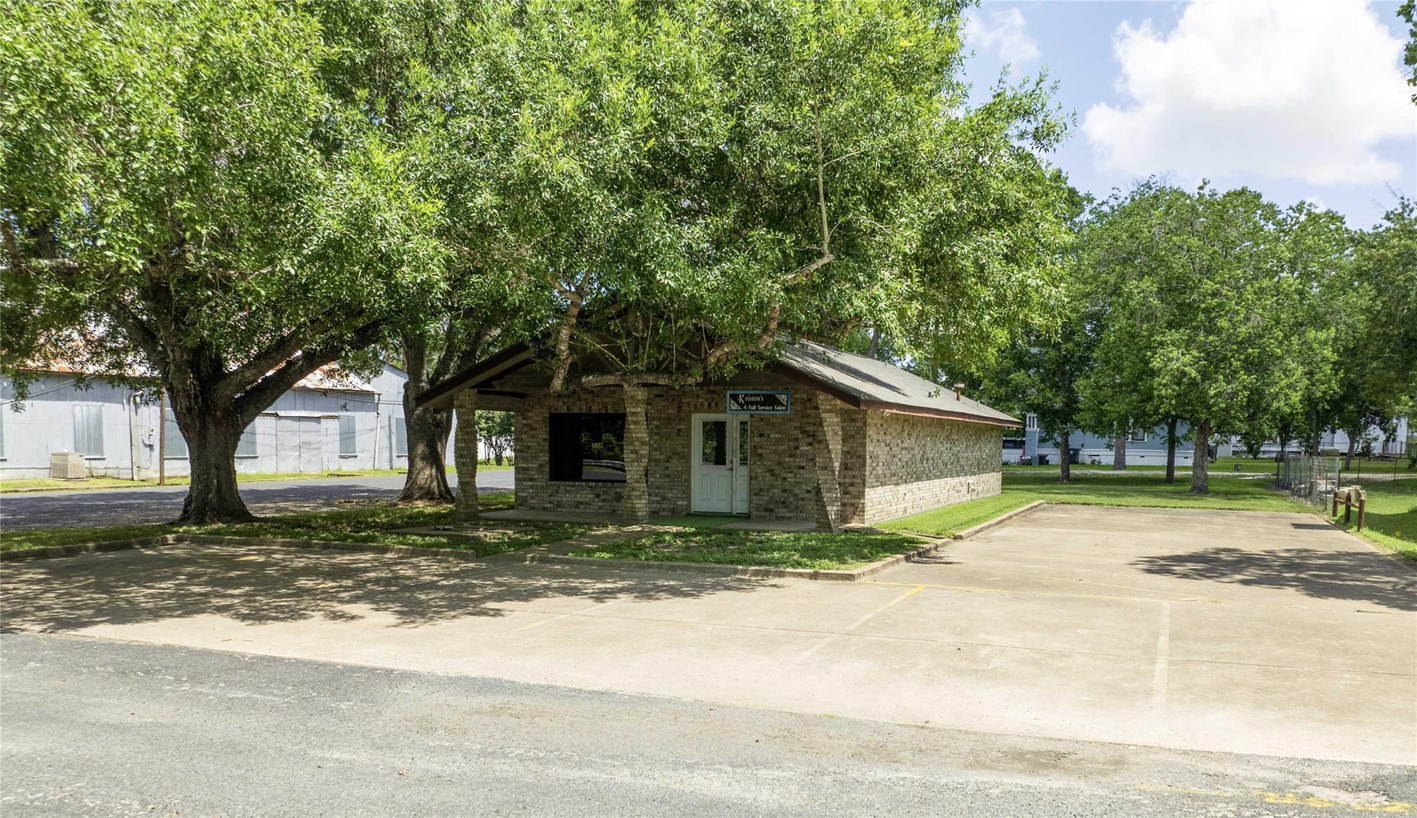 737 N Main St, Schulenburg, TX 78956