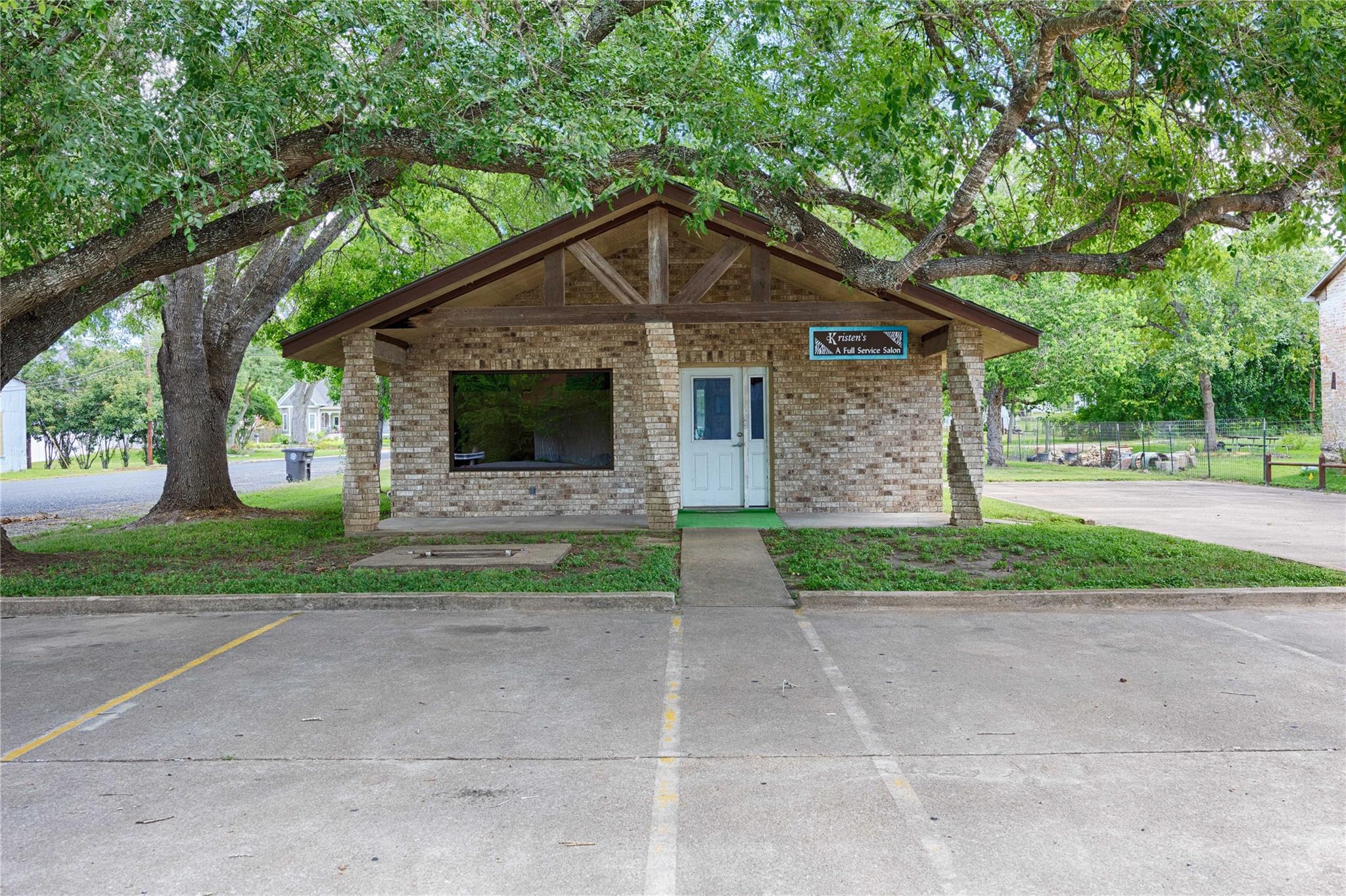 737 N Main St, Schulenburg, TX 78956