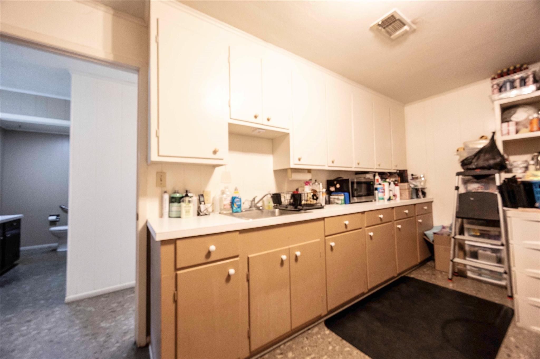 737 N Main St, Schulenburg, TX 78956