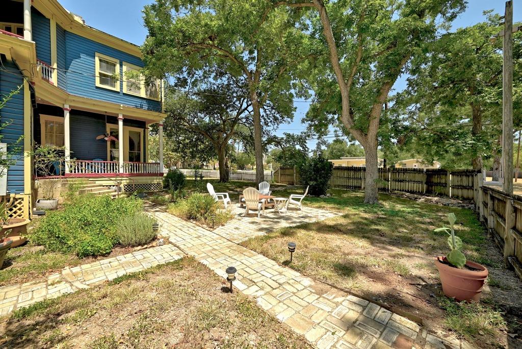 624 Saint Louis St, Gonzales, TX 78629