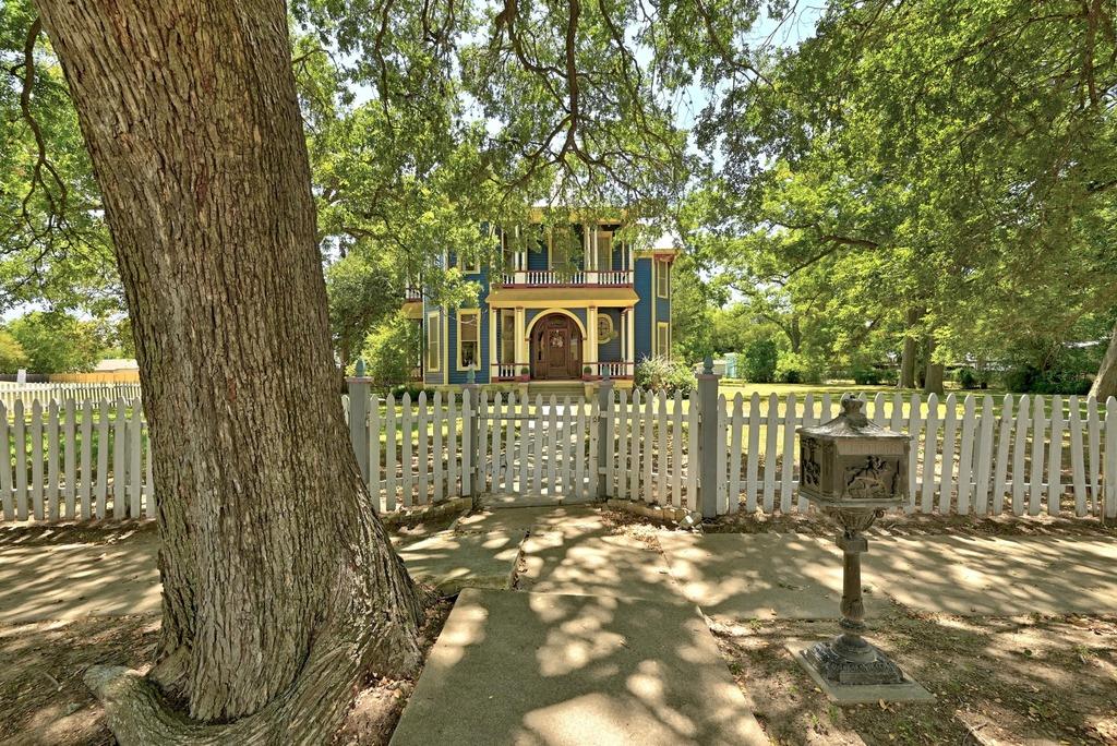 624 Saint Louis St, Gonzales, TX 78629