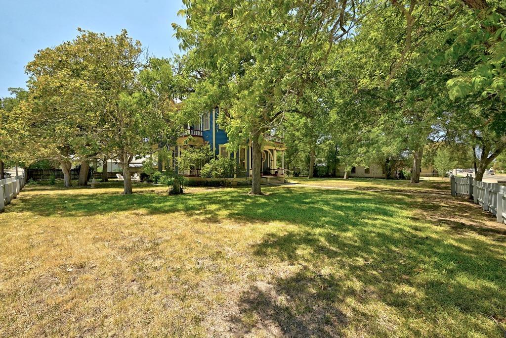 624 Saint Louis St, Gonzales, TX 78629