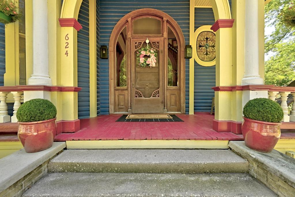 624 Saint Louis St, Gonzales, TX 78629