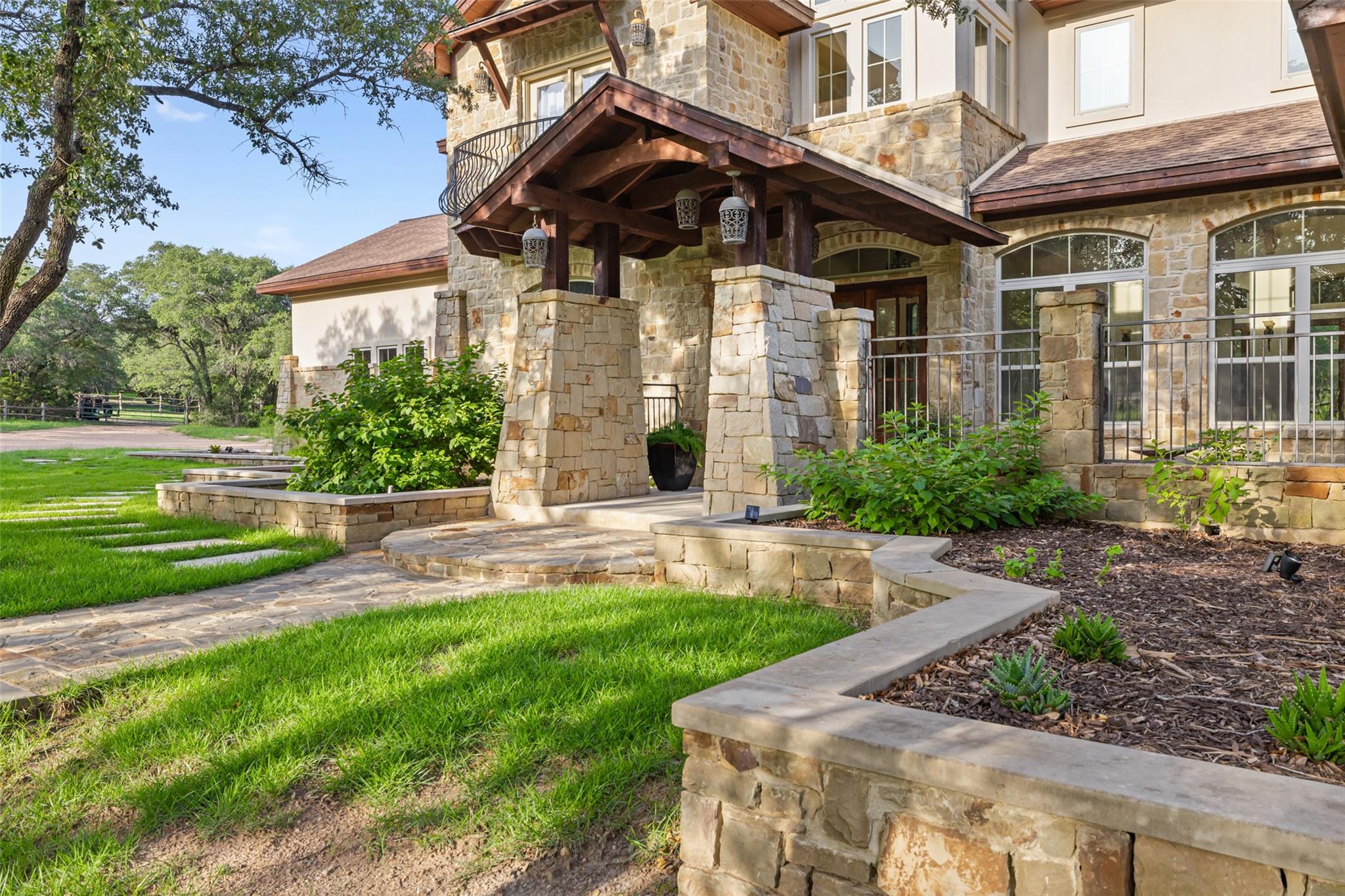 23923 Tres Coronas Dr, Spicewood, TX 78669