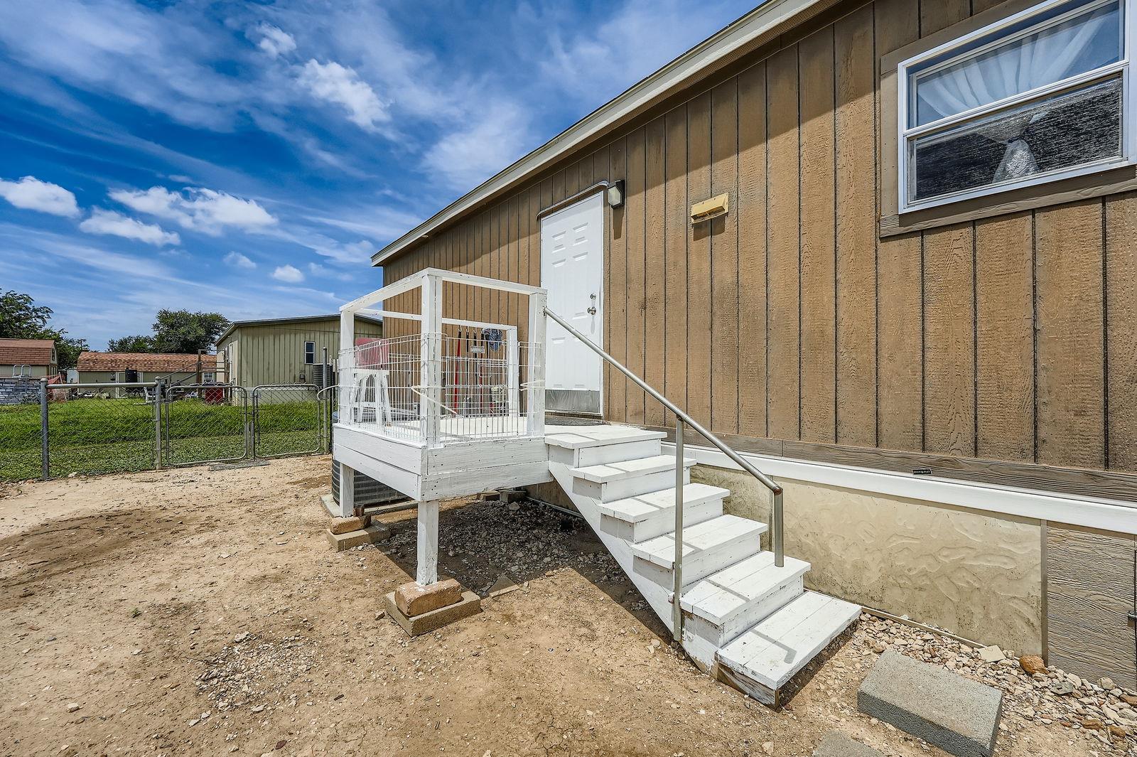 435 Still Meadow Dr, Dale, TX 78616