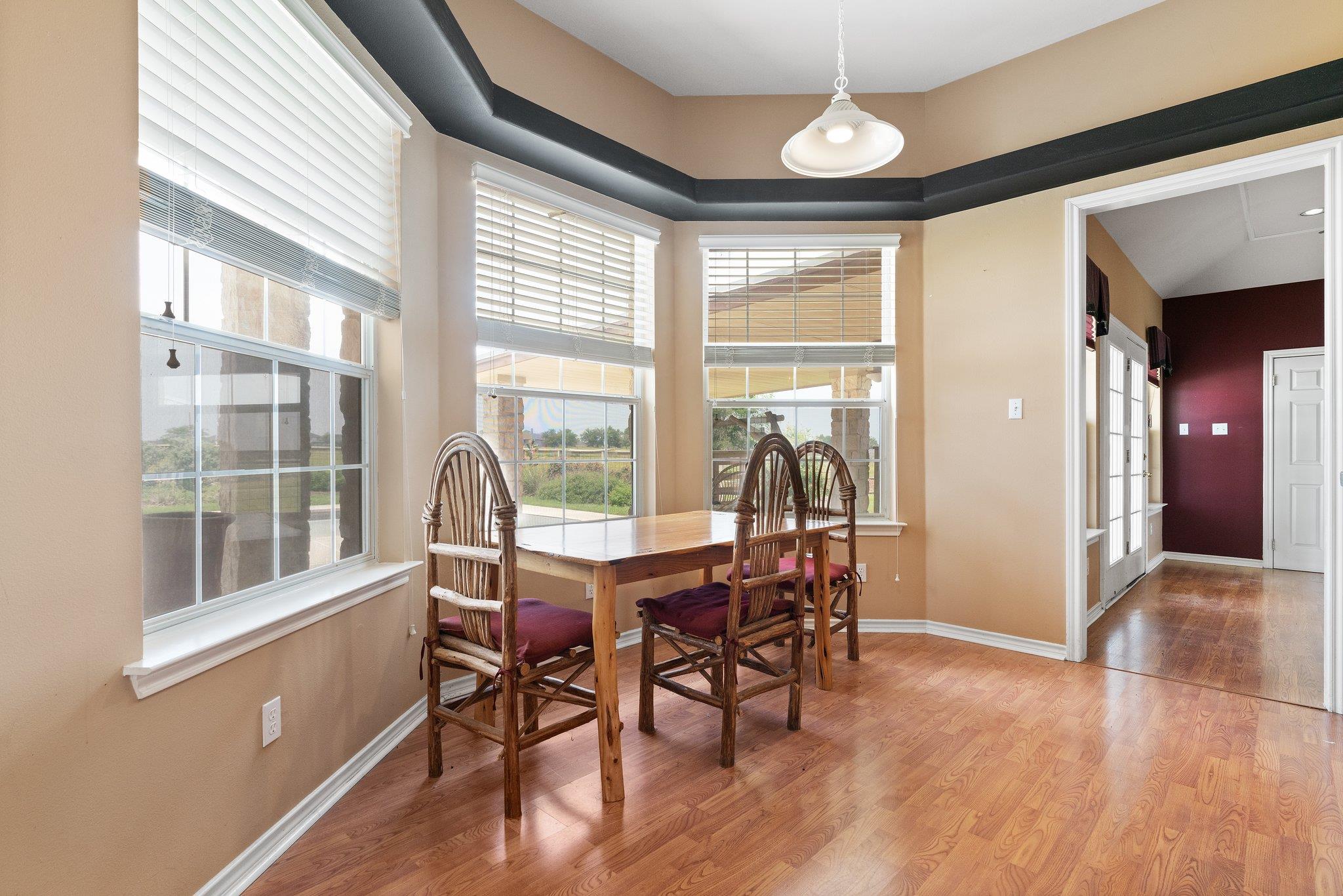 400 Hyview Ln, Hutto, TX 78634