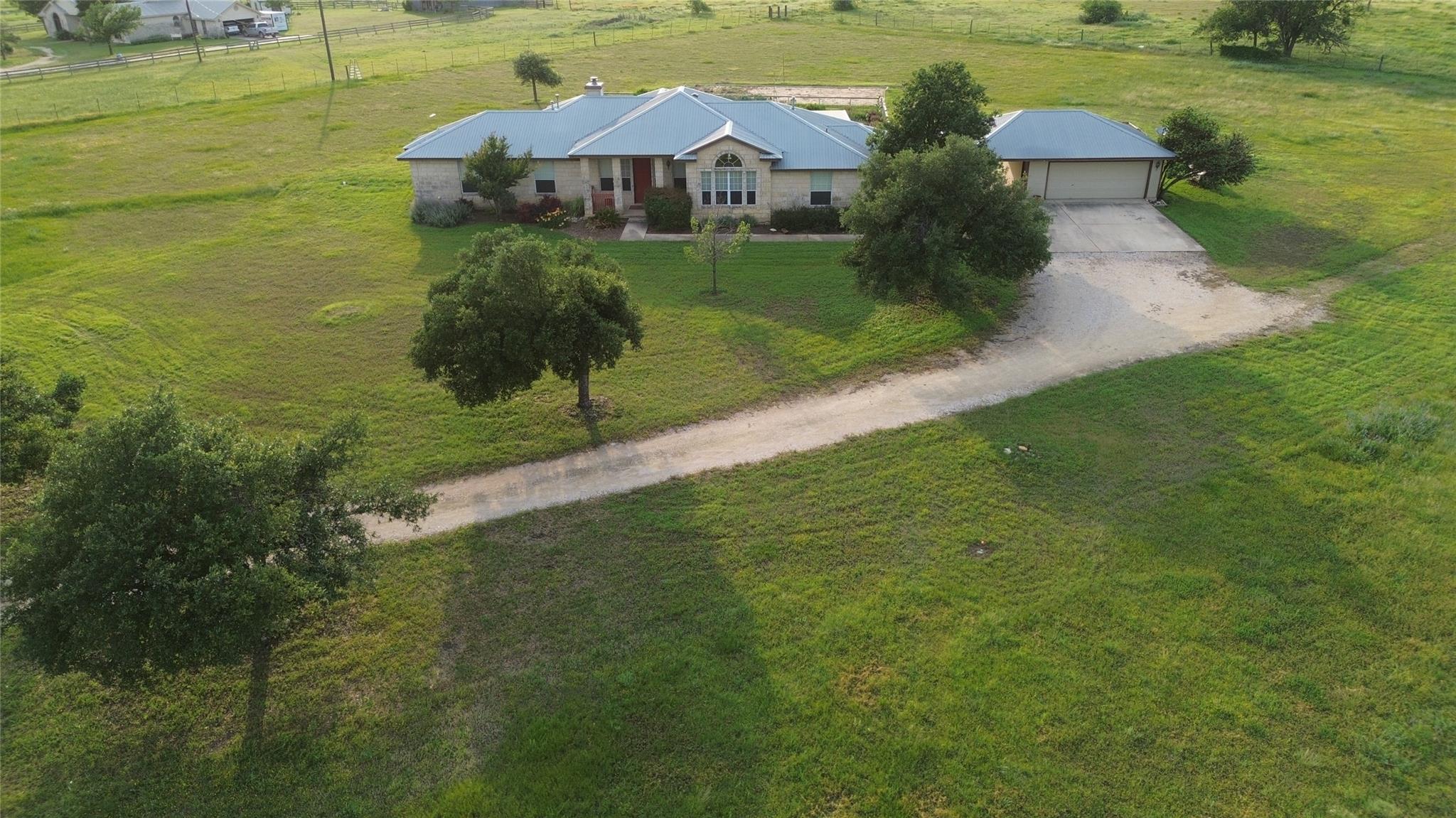 400 Hyview Ln, Hutto, TX 78634