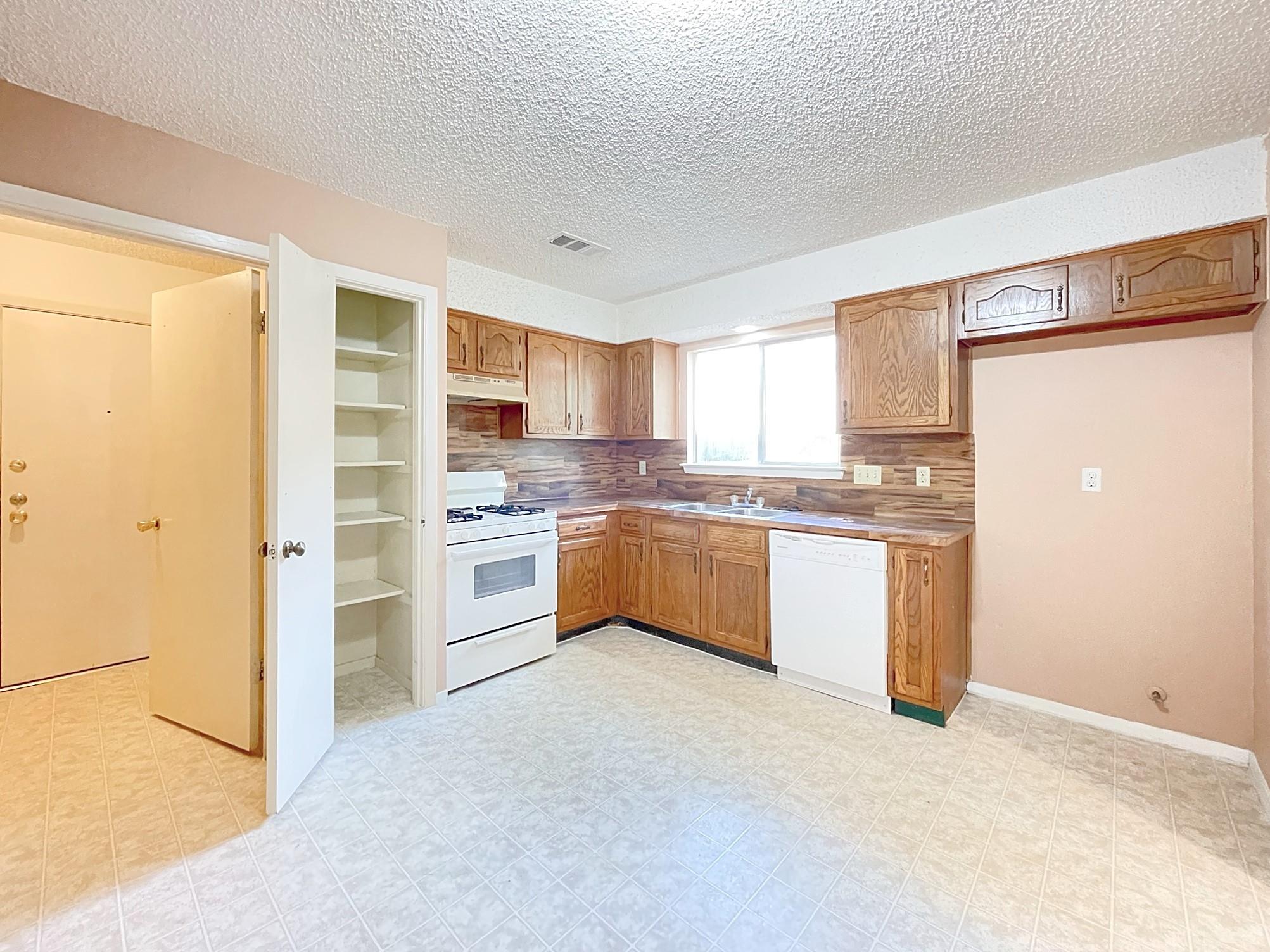 12111 Saxony Ln, Austin, TX 78727