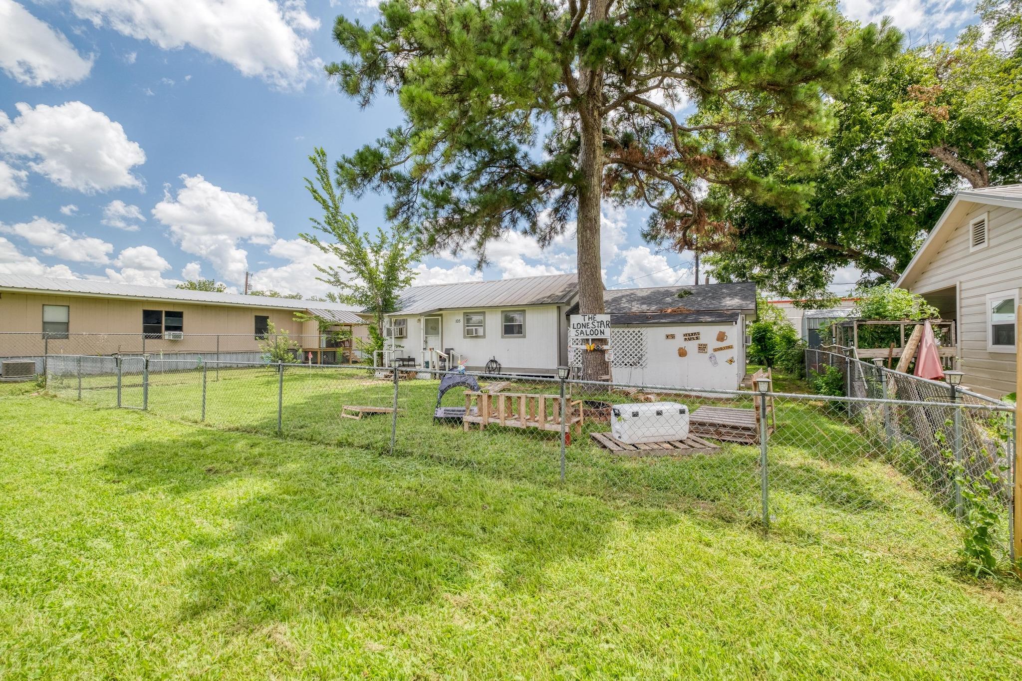 105 San Jacinto St, Smithville, TX 78957