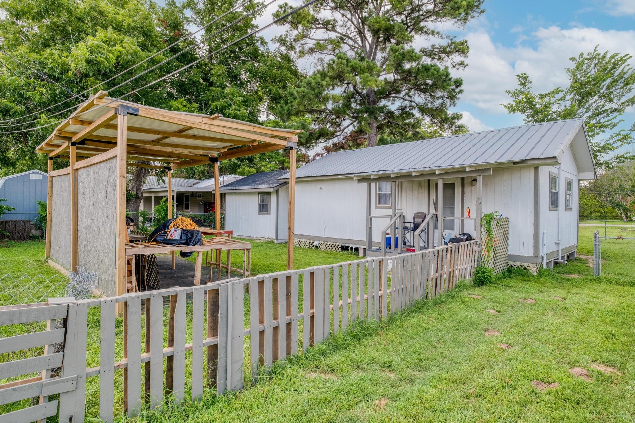 105 San Jacinto St, Smithville, TX 78957