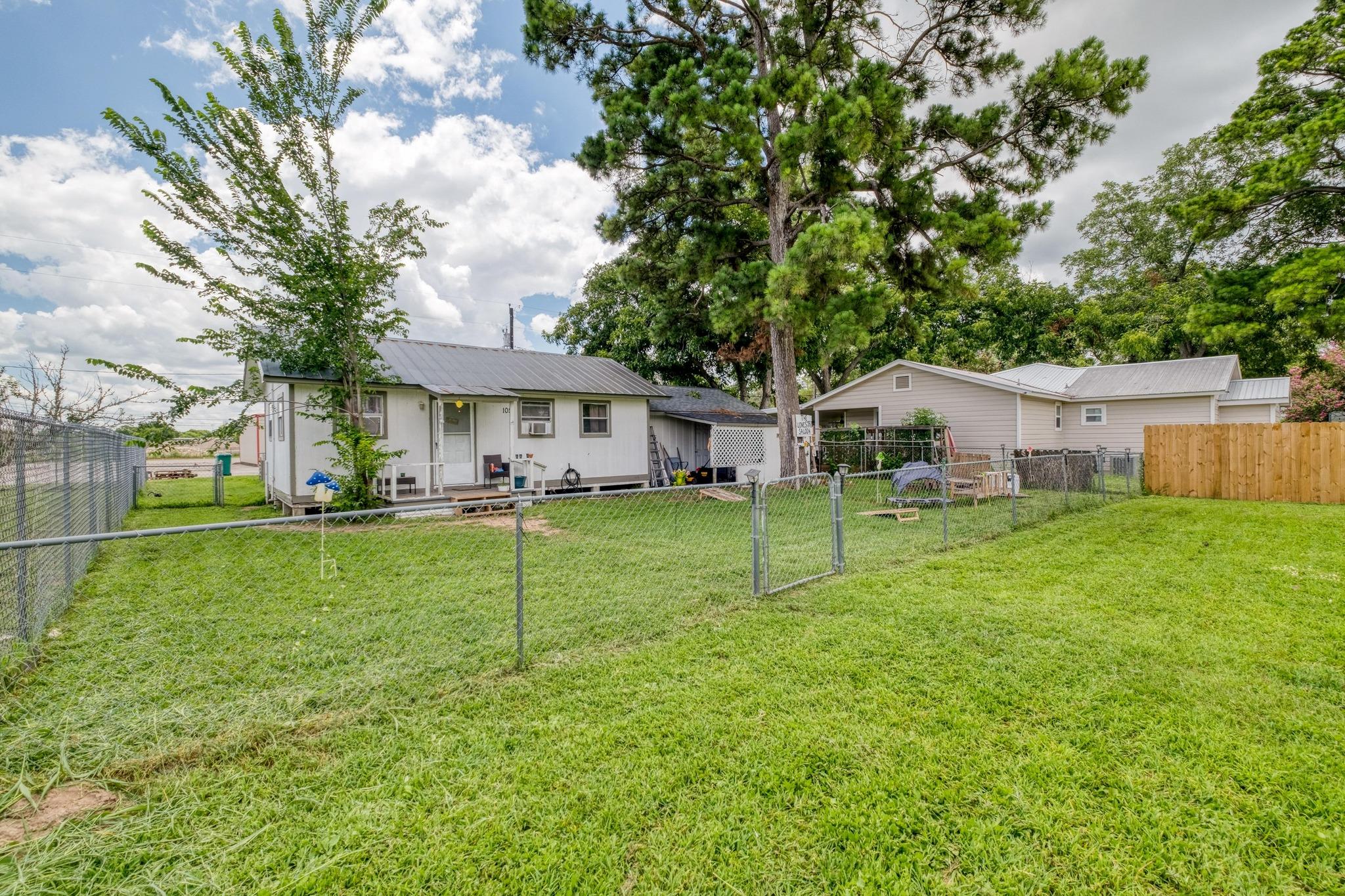 105 San Jacinto St, Smithville, TX 78957