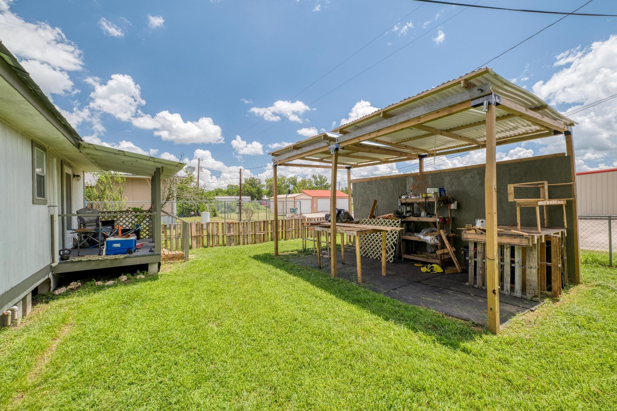 105 San Jacinto St, Smithville, TX 78957