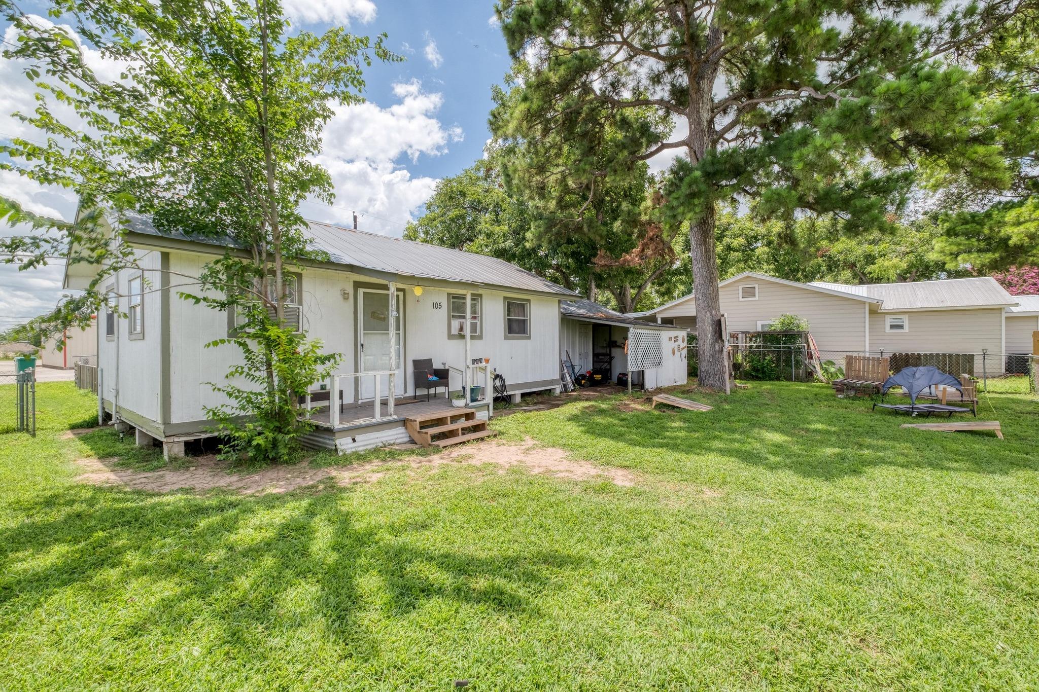 105 San Jacinto St, Smithville, TX 78957