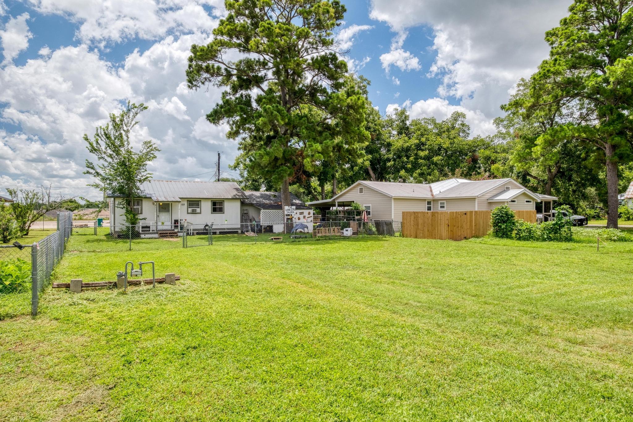 105 San Jacinto St, Smithville, TX 78957