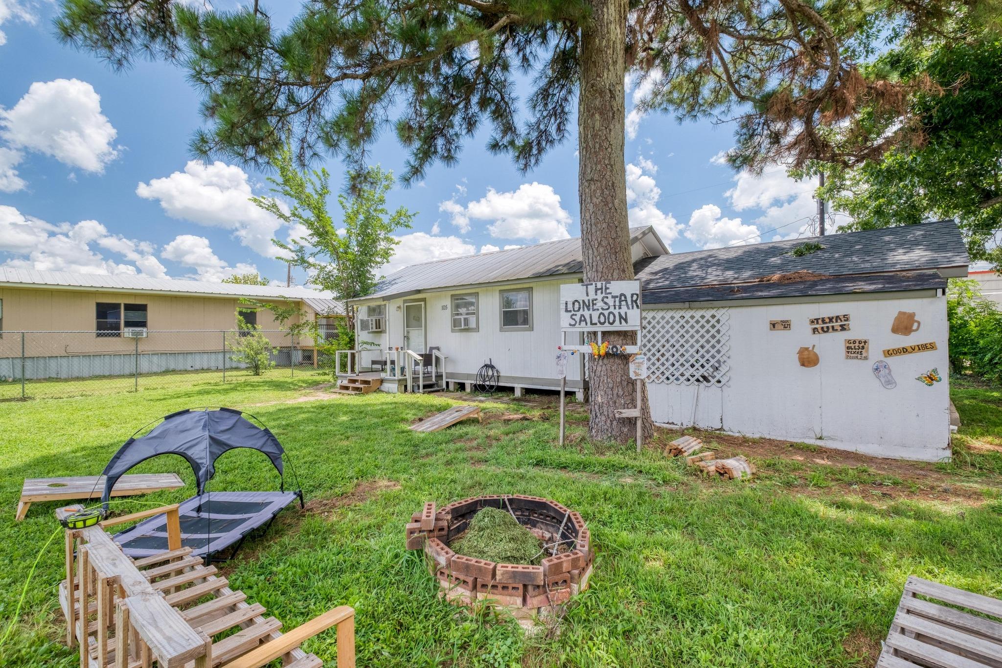 105 San Jacinto St, Smithville, TX 78957