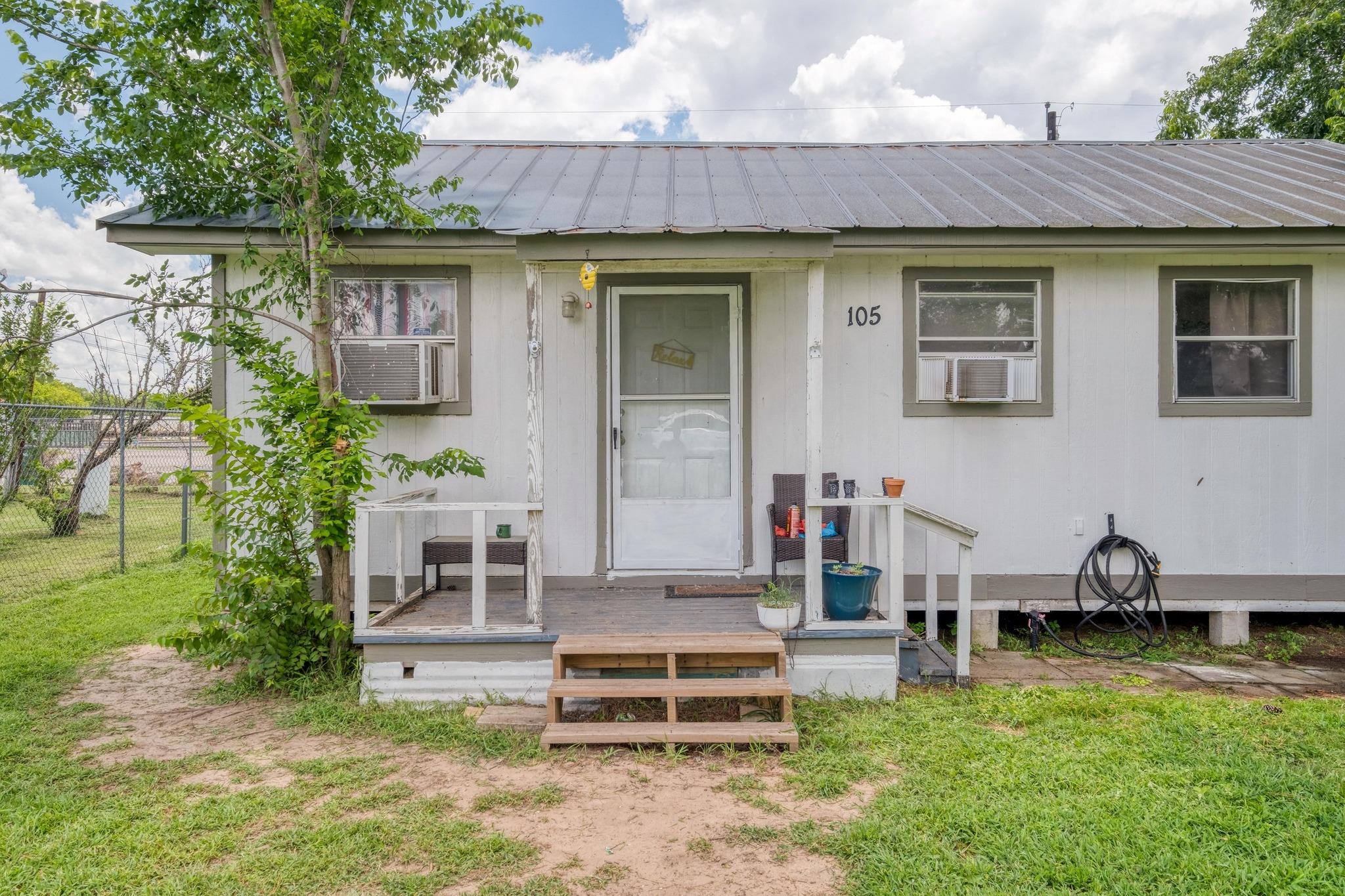 105 San Jacinto St, Smithville, TX 78957