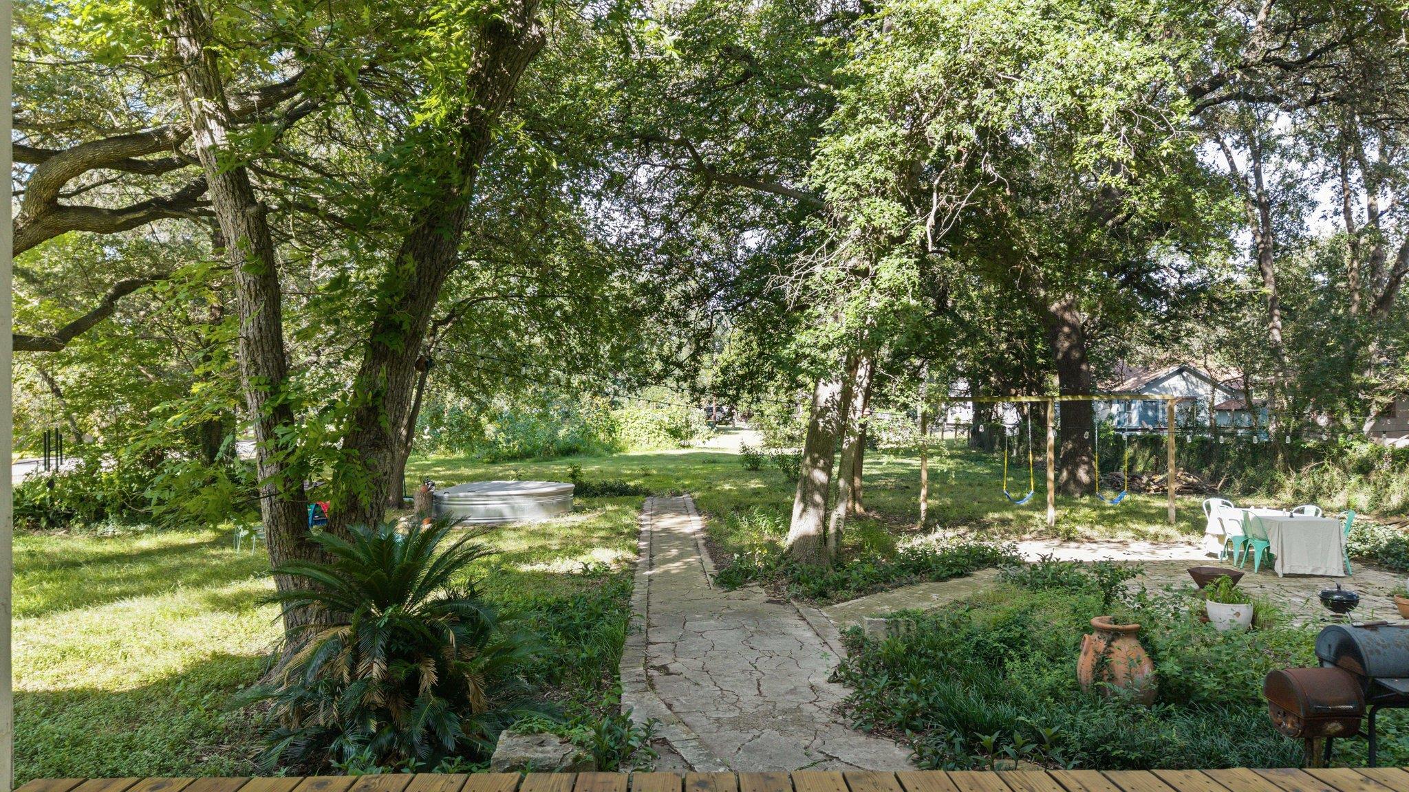 124 N Hamilton St, Gonzales, TX 78629