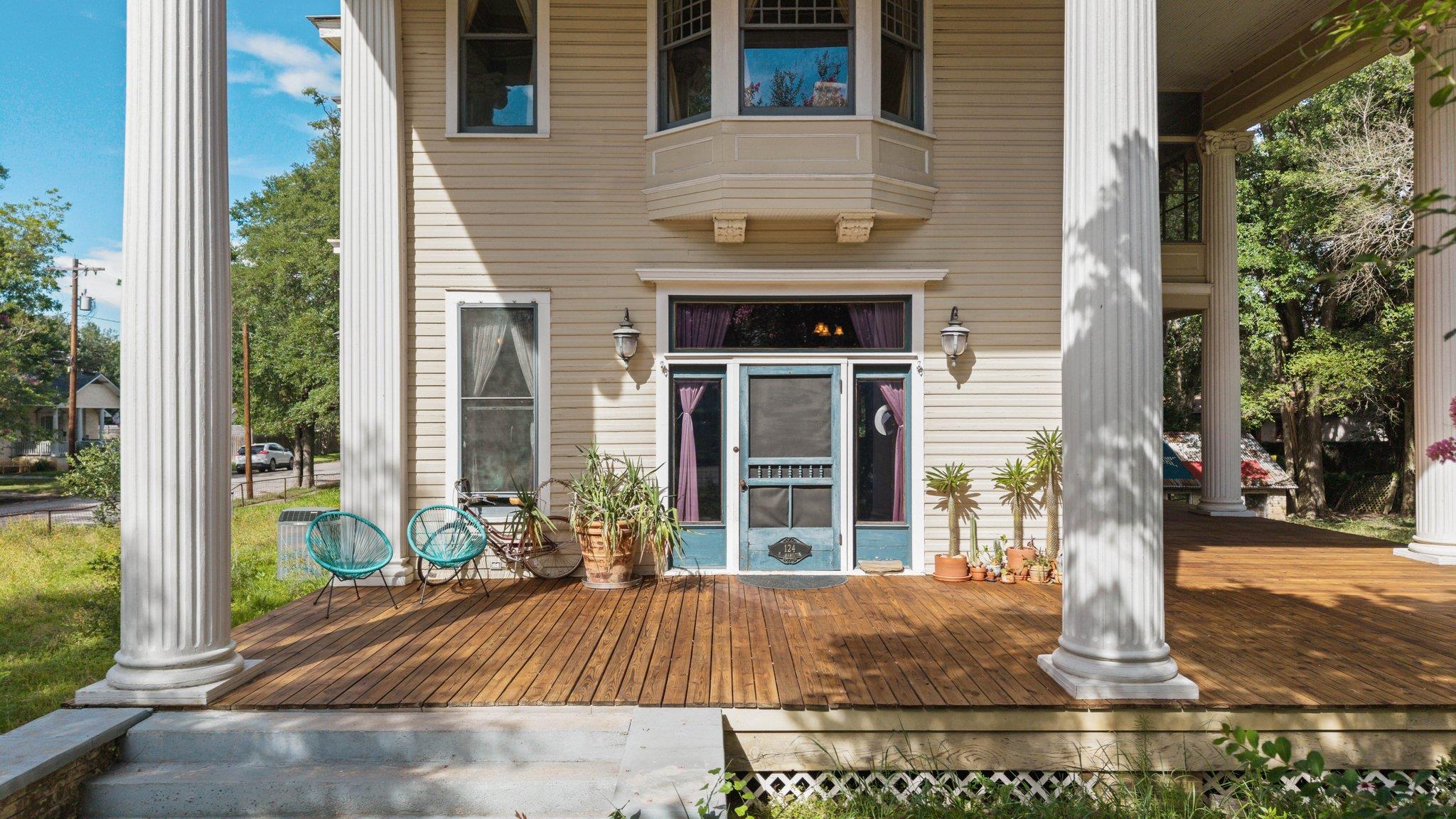 124 N Hamilton St, Gonzales, TX 78629