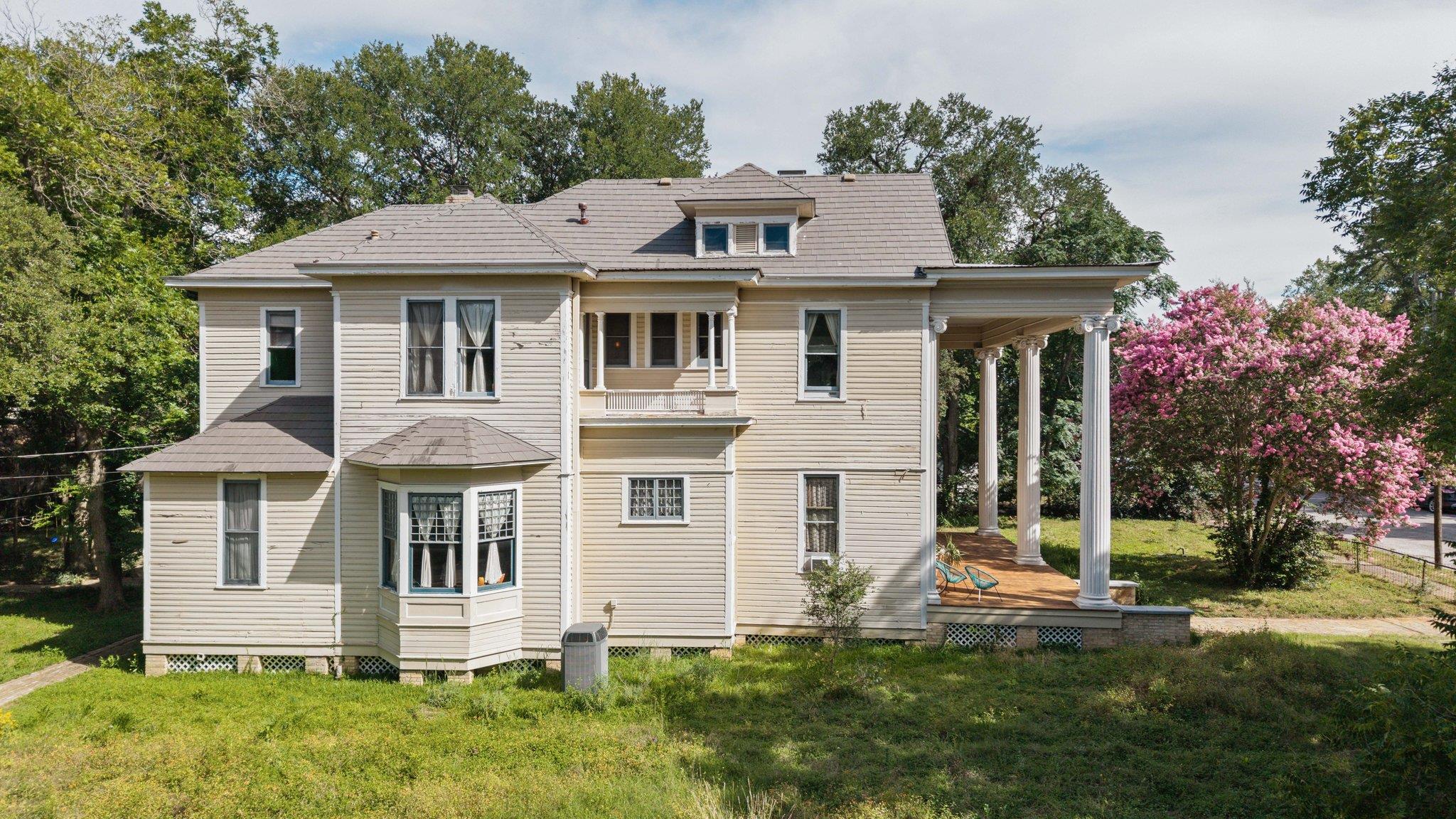 124 N Hamilton St, Gonzales, TX 78629