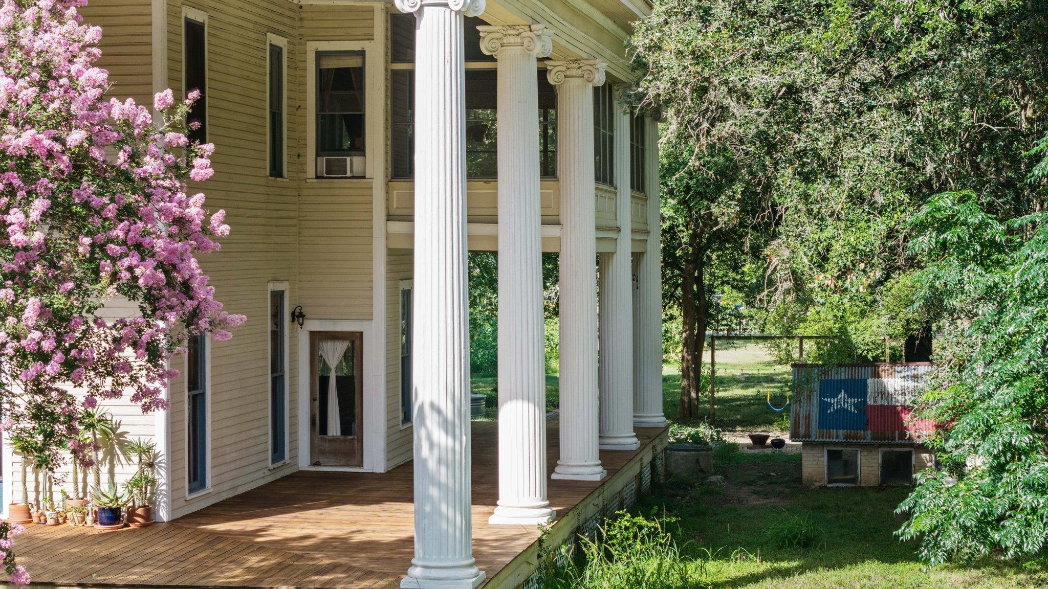 124 N Hamilton St, Gonzales, TX 78629