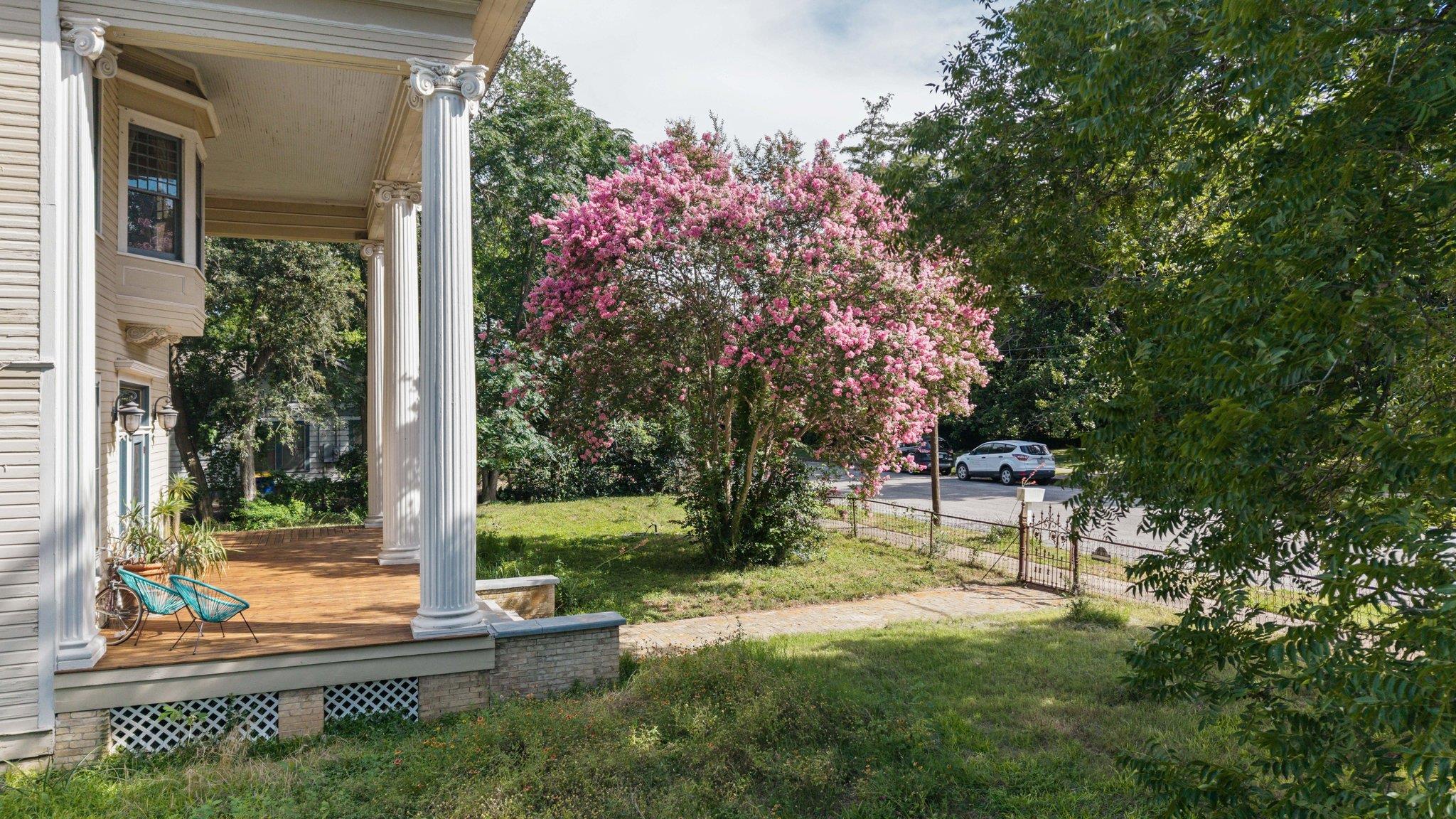 124 N Hamilton St, Gonzales, TX 78629