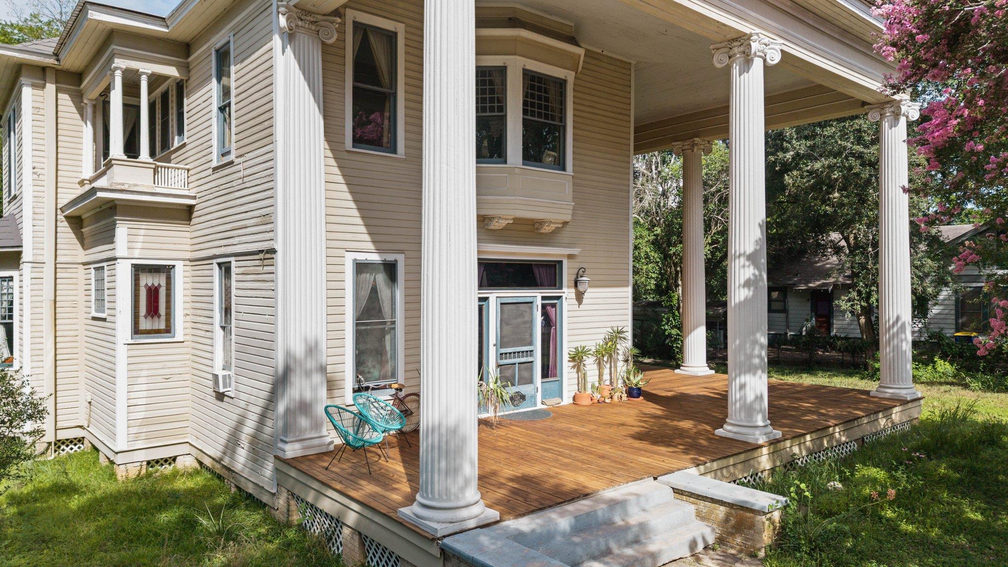 124 N Hamilton St, Gonzales, TX 78629