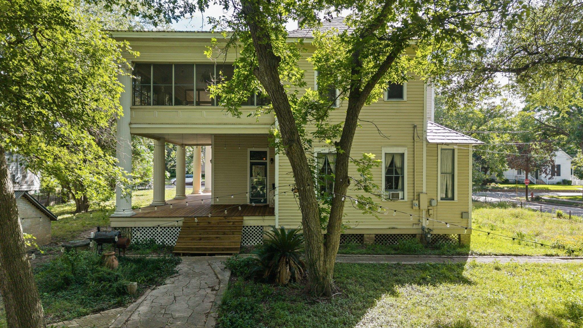 124 N Hamilton St, Gonzales, TX 78629