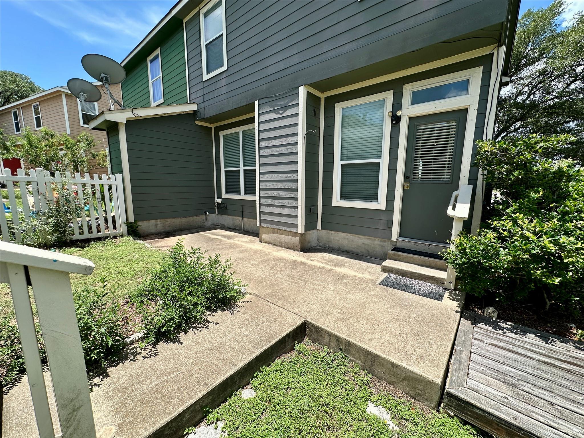 135 Michaelis # B, Kyle, TX 78640