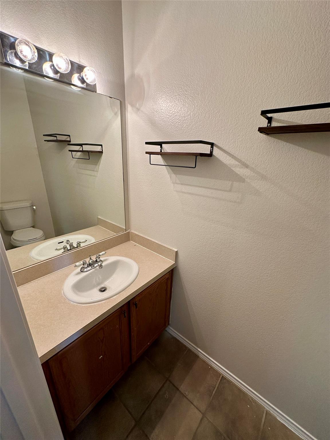 135 Michaelis # B, Kyle, TX 78640