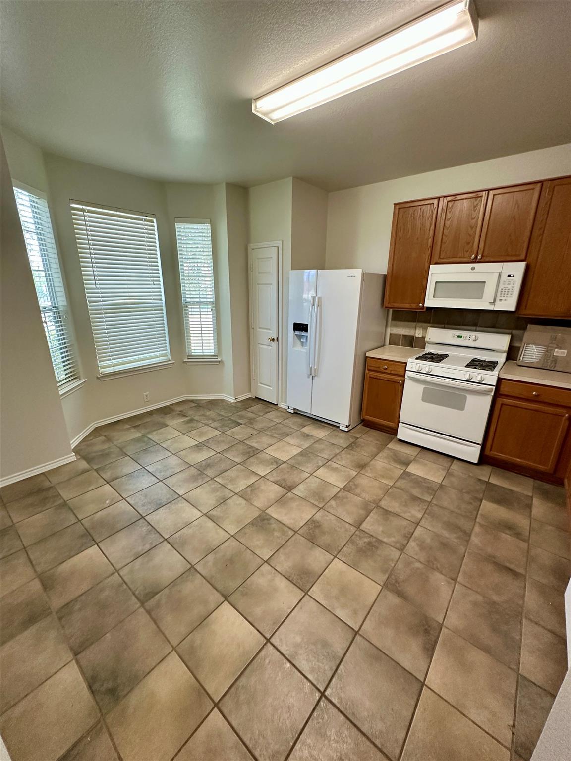 135 Michaelis # B, Kyle, TX 78640