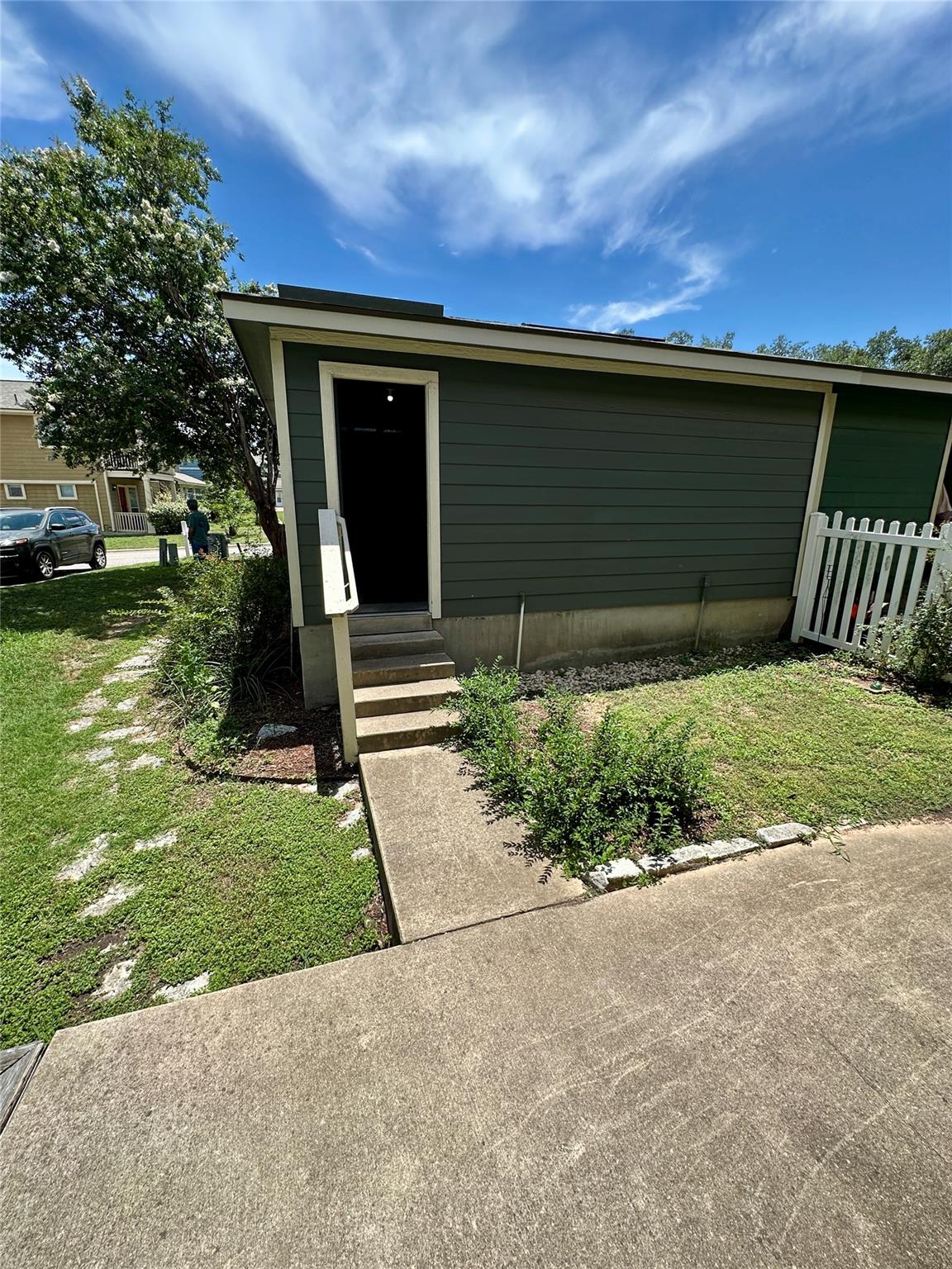 135 Michaelis # B, Kyle, TX 78640