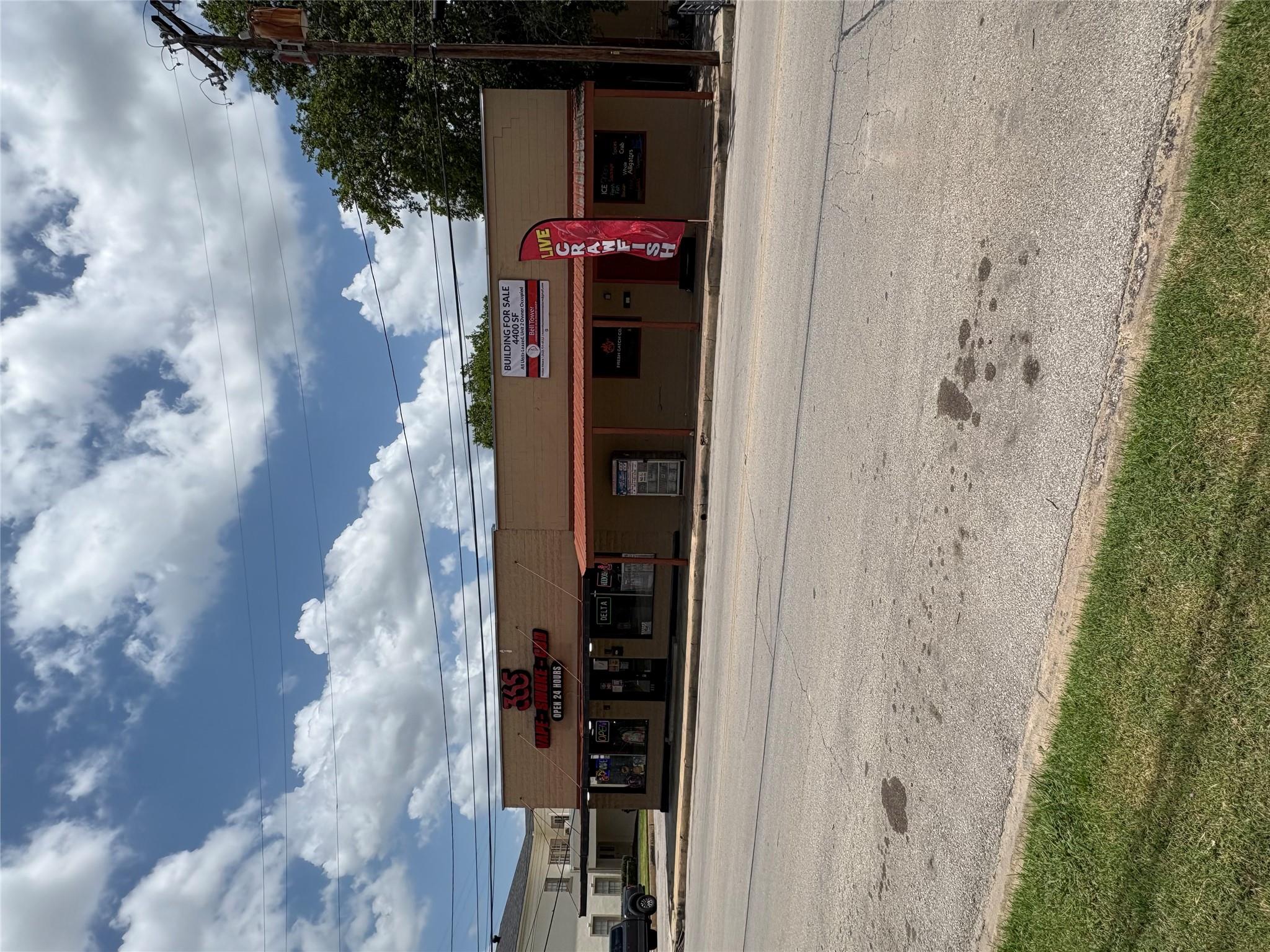 830 Saint Paul St, Gonzales, TX 78629