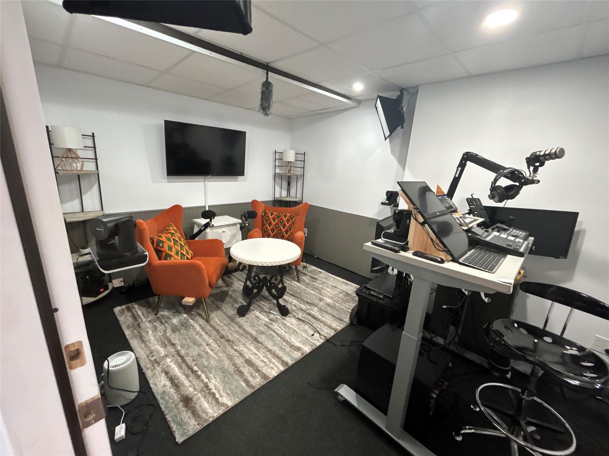 109 E 11TH St, Taylor, TX 76574