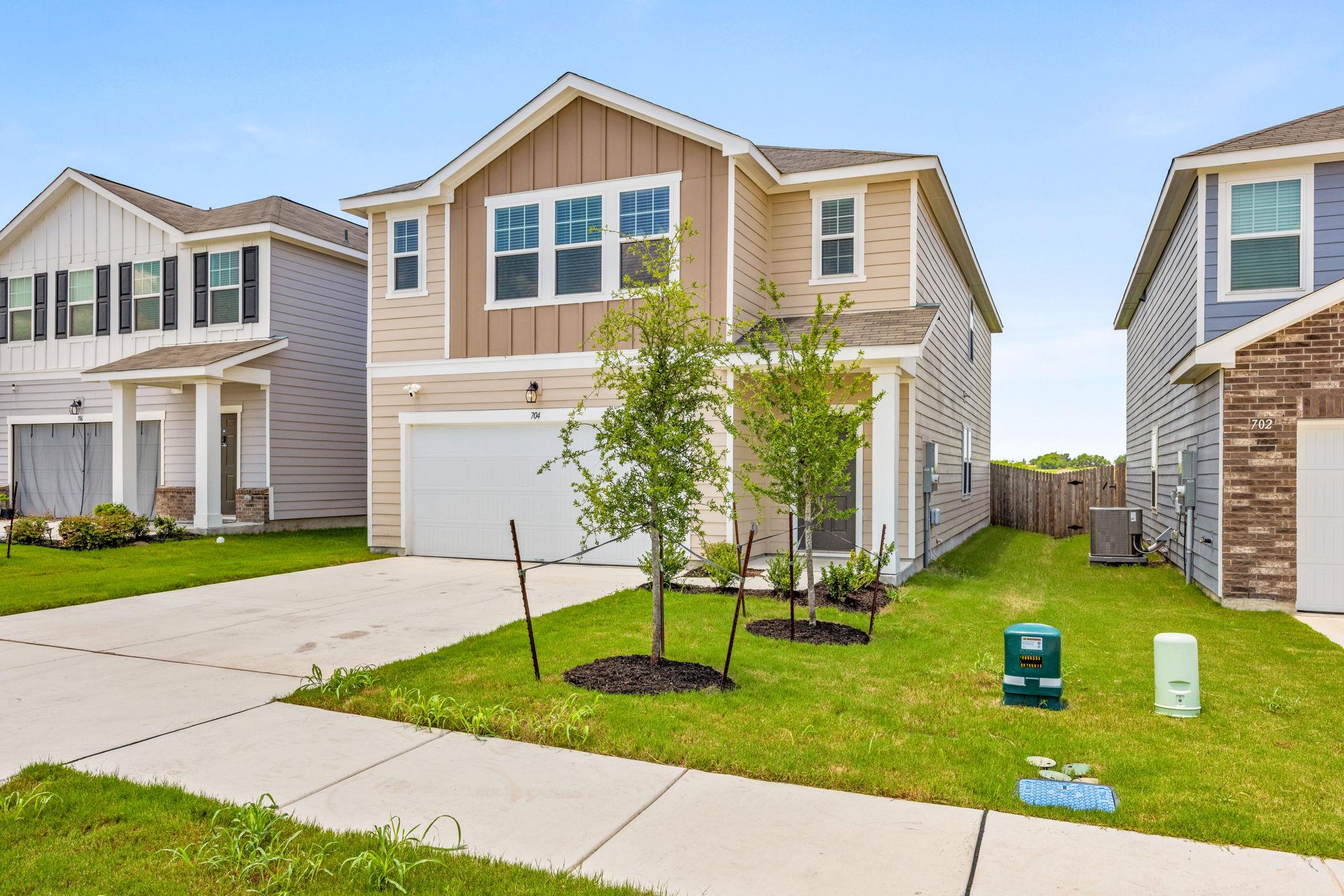 704 Gemsbok Dr, Hutto, TX 78634