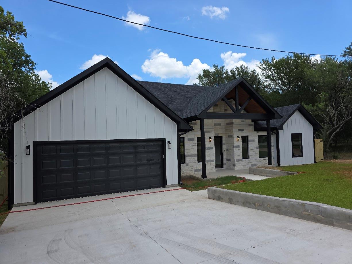 110 E Kikipua Ln, Bastrop, TX 78602