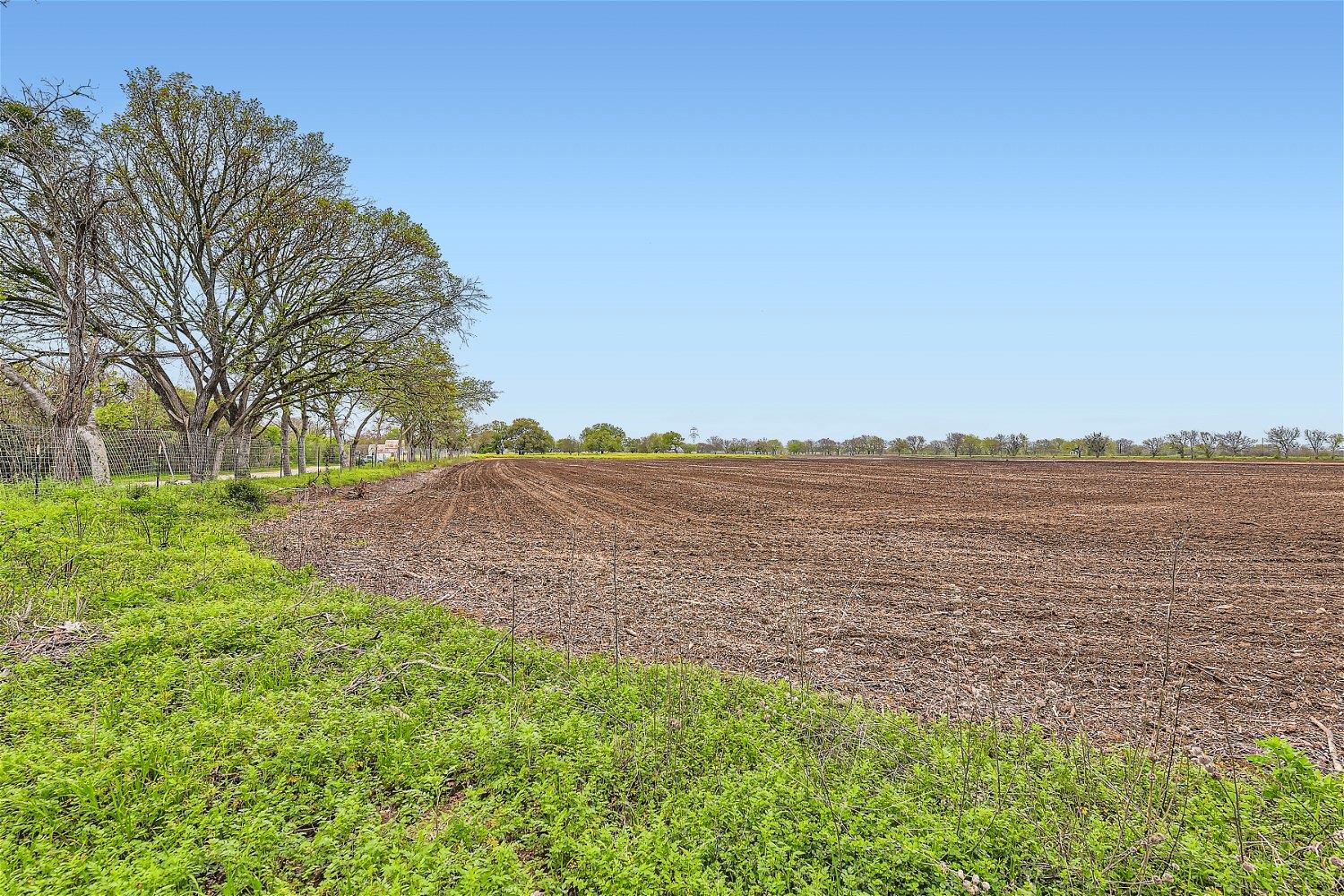 602 NW River road, Martindale, TX 78655