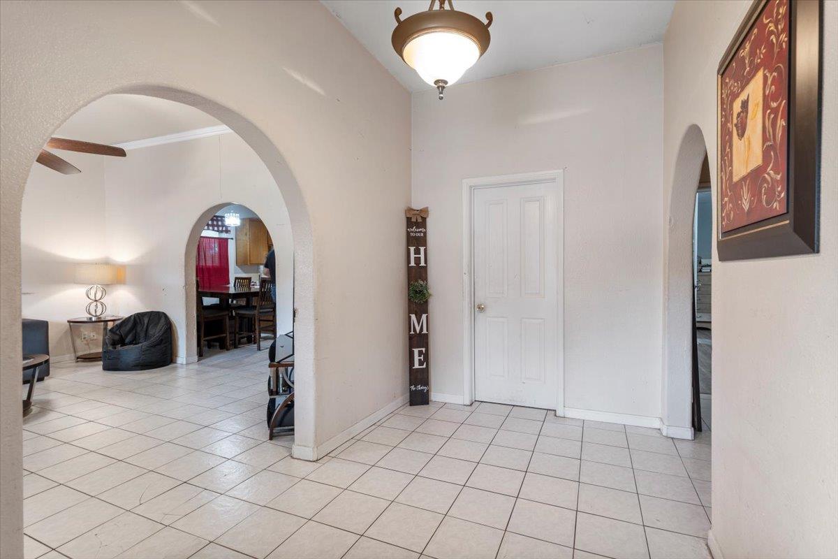 909 W 3rd St, Taylor, TX 76574