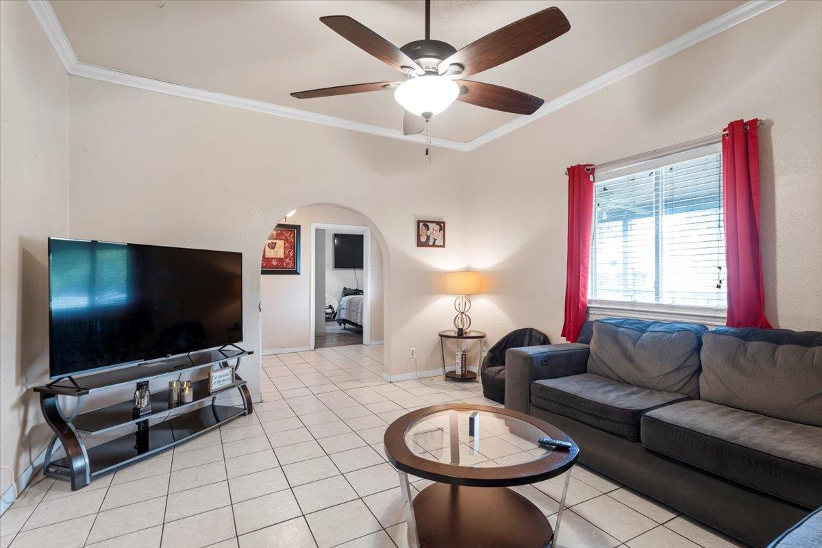 909 W 3rd St, Taylor, TX 76574