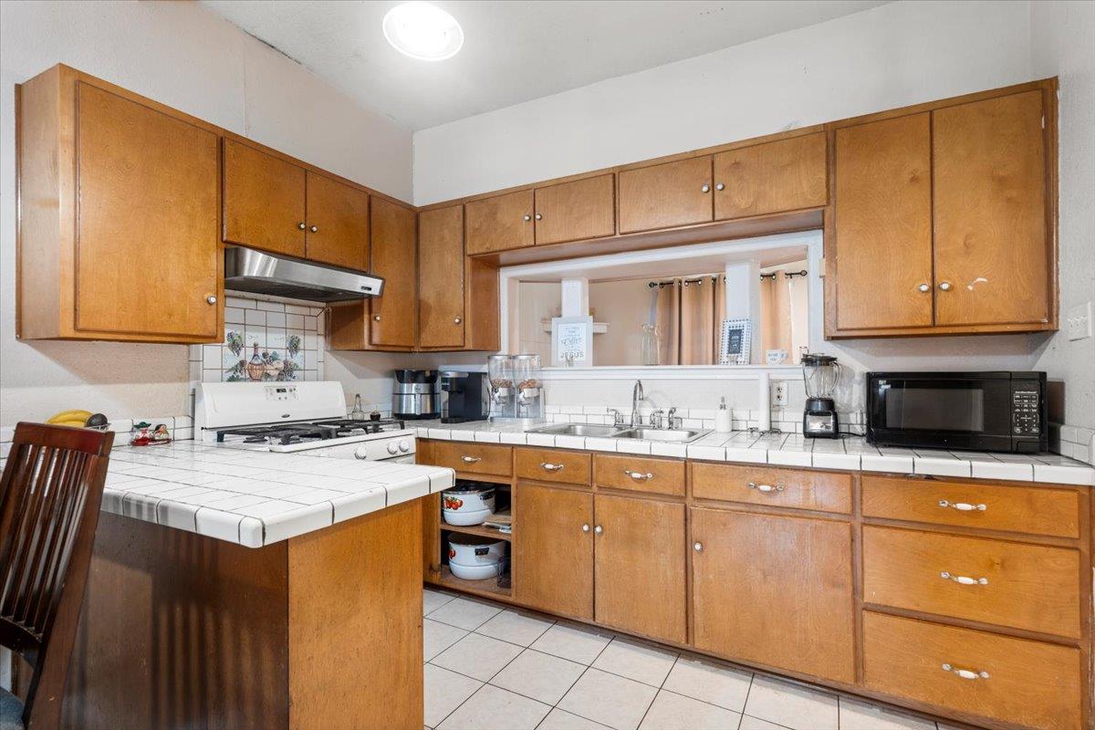 909 W 3rd St, Taylor, TX 76574