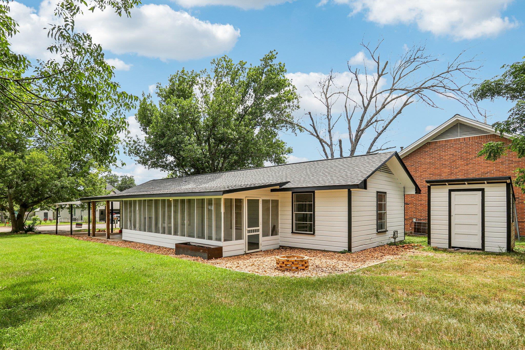 755 E Bellville St, Giddings, TX 78942
