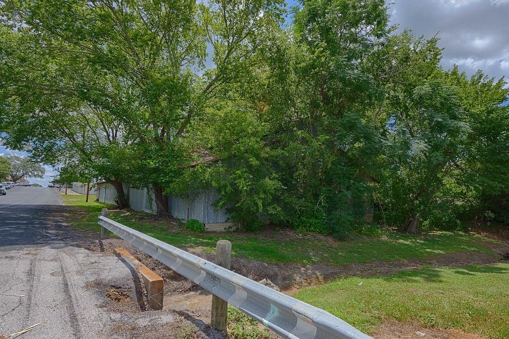 718 North Main St, Schulenburg, TX 78956